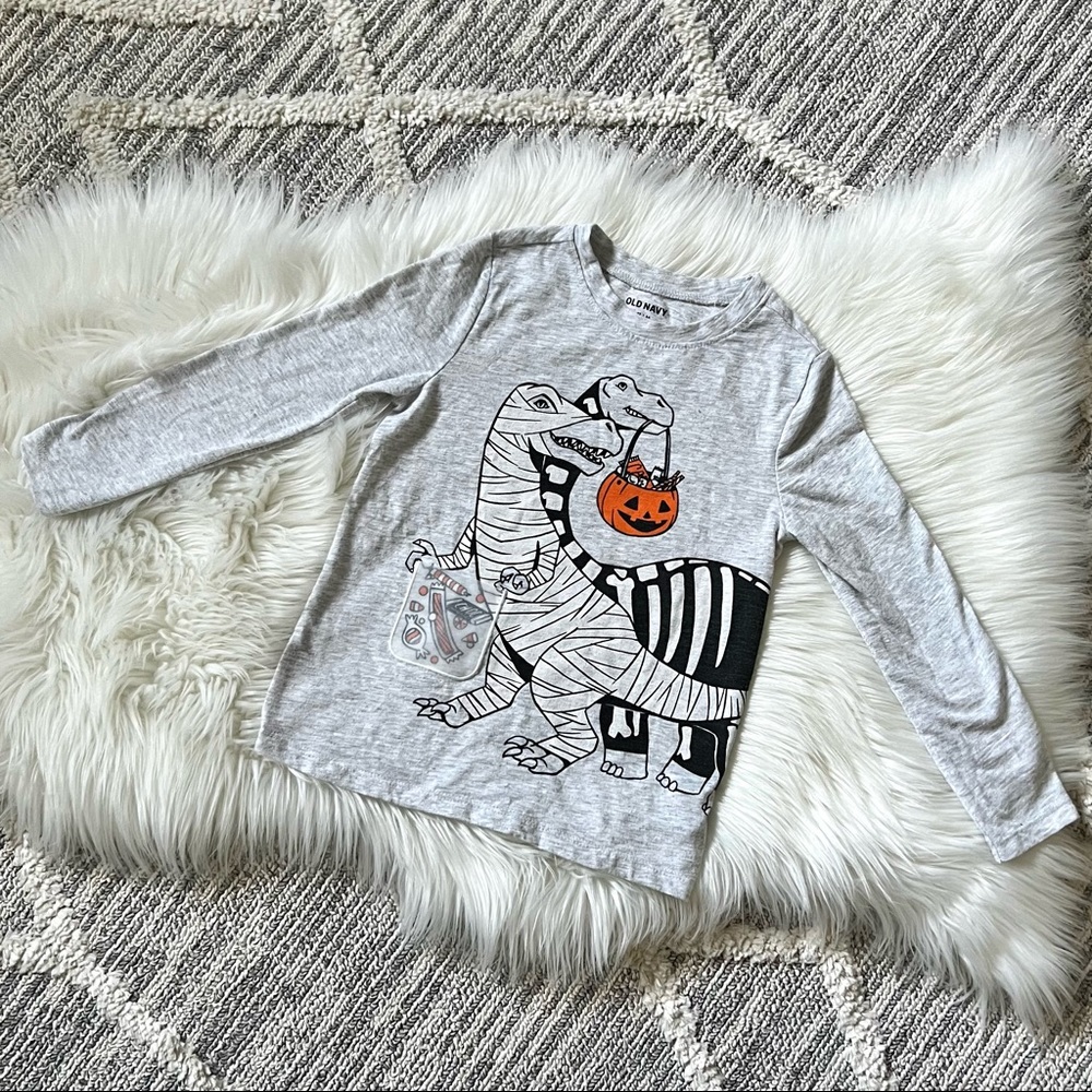 (💚4/$20) Dinosaur trick or treat/ Halloween shirt